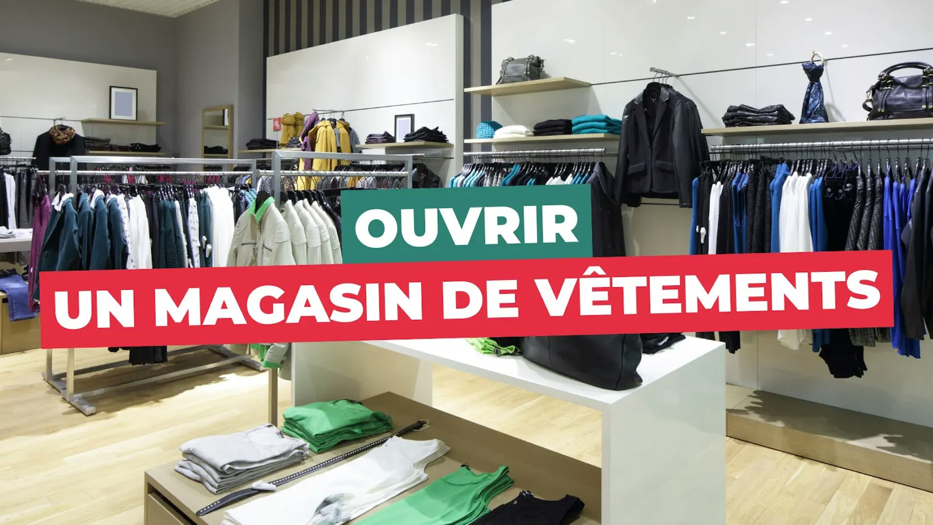 Devanture d'un magasin ouvert avec horaires affichés sur la vitrine
