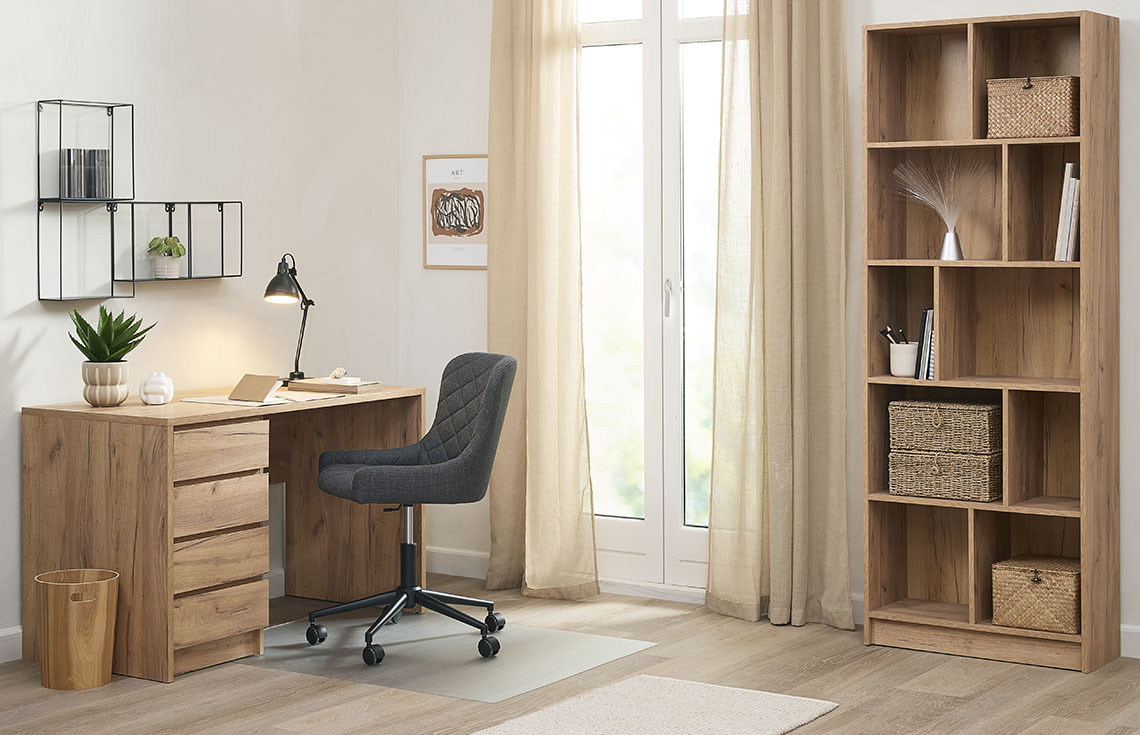 Bureau à domicile aménagé avec lampe, organiseur de câbles et accessoires offerts en cadeau