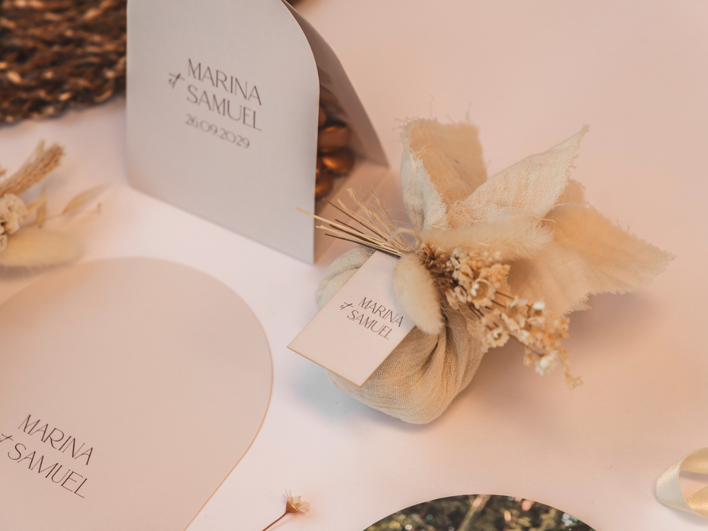Cadeaux déco pour un mariage disposés sur une table en bois clair