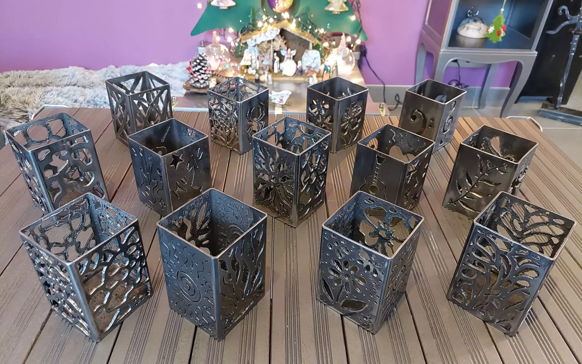 Objets de décoration emballés dans du papier kraft posés sur une table en bois