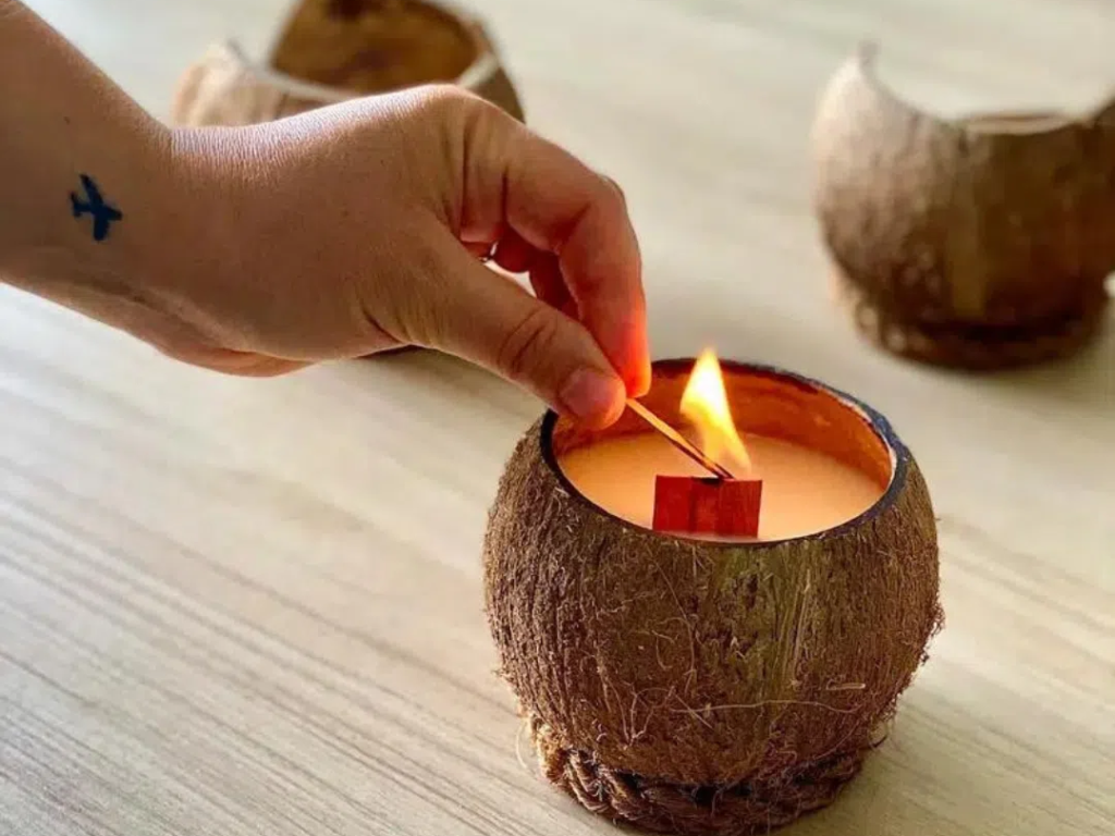 Objets de décoration intérieure posés sur une étagère en bois, vase, bougie et cadre à offrir en cadeau