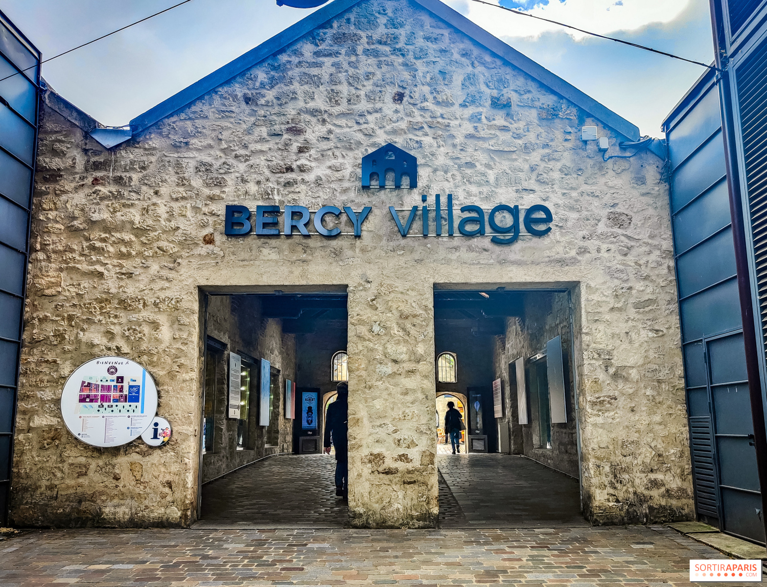 Allée piétonne bordée d'anciens chais en pierre à Bercy Village, Paris 12e