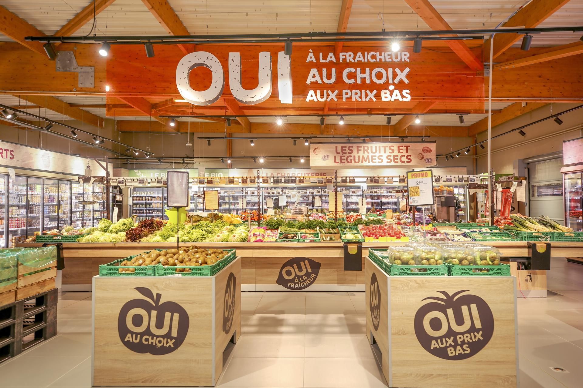 Devanture de magasin ouverte un dimanche matin dans une rue commerçante