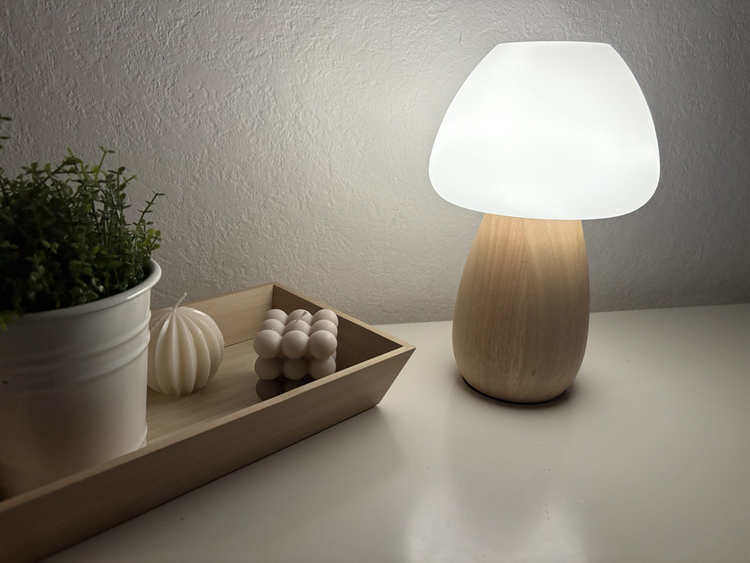 Lampe champignon design posée sur une table de chevet en bois