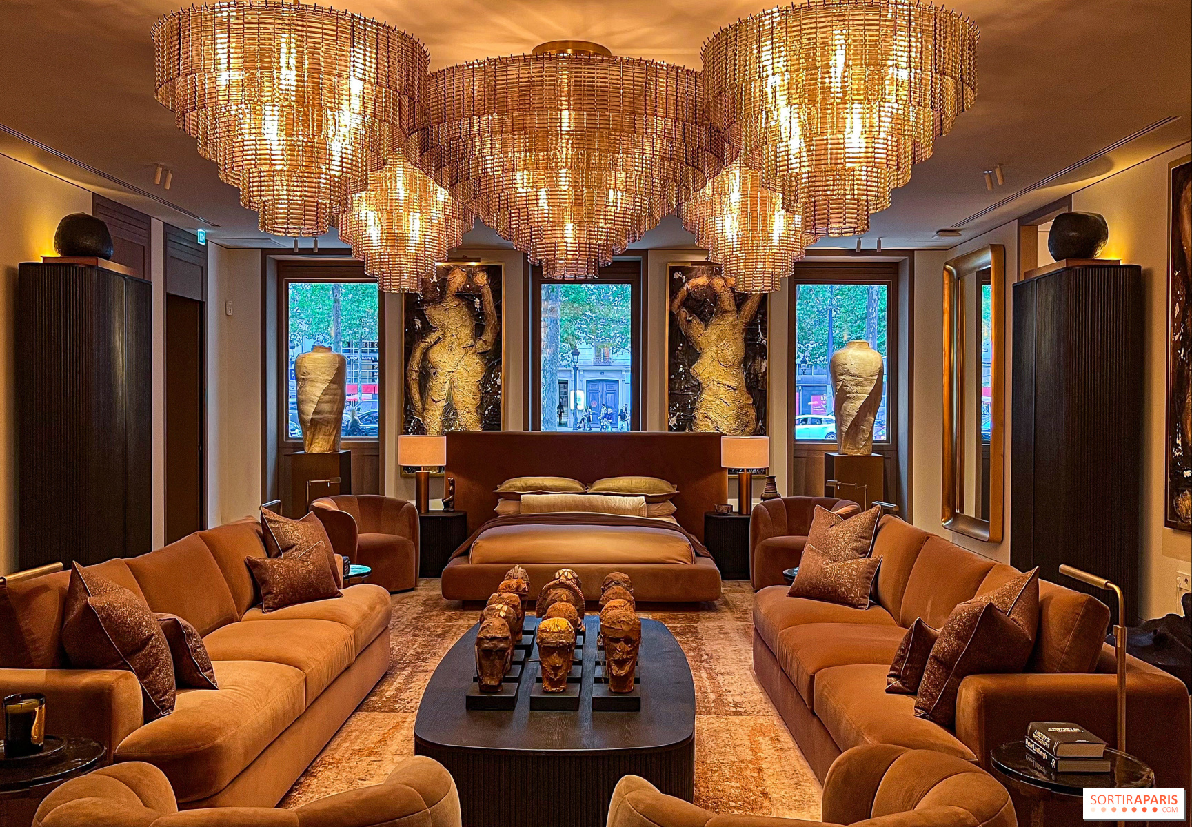 Salon parisien décoré avec mobilier contemporain et luminaires design