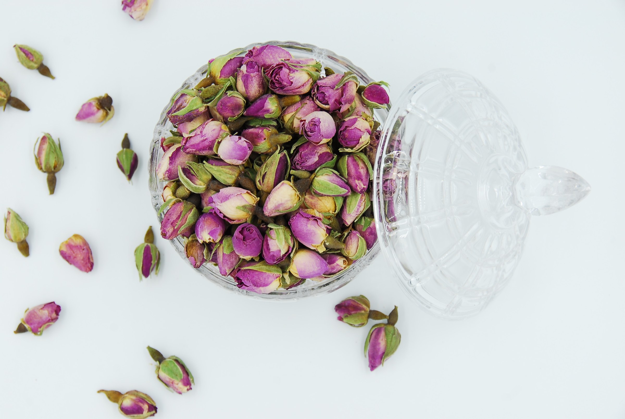 Pétales de roses non traitées dans une casserole pour préparer une eau de rose maison