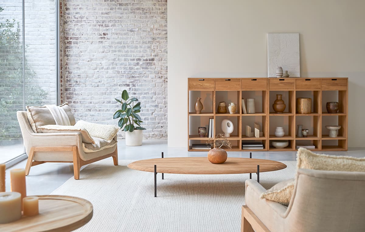 Intérieur d'une boutique de meubles en bois massif à Paris