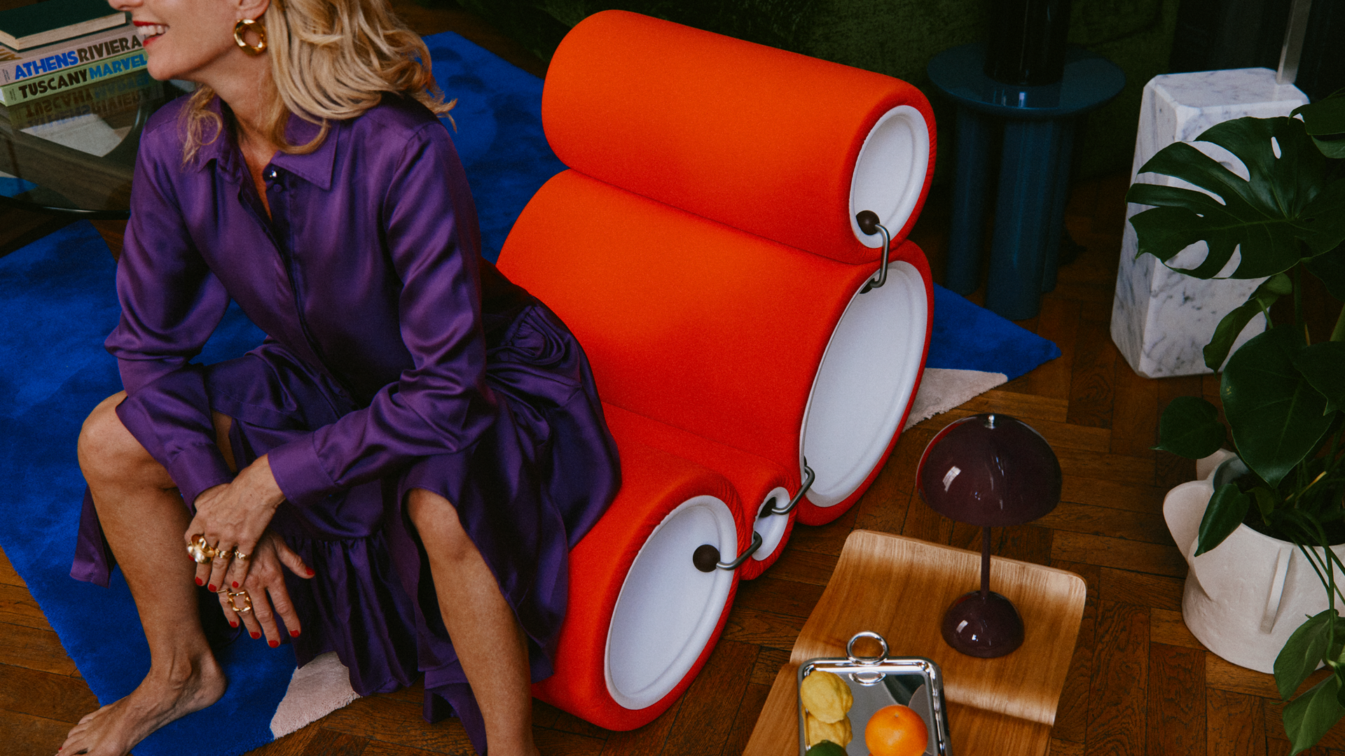 Intérieur contemporain avec un mobilier et un luminaire au dessin made in design