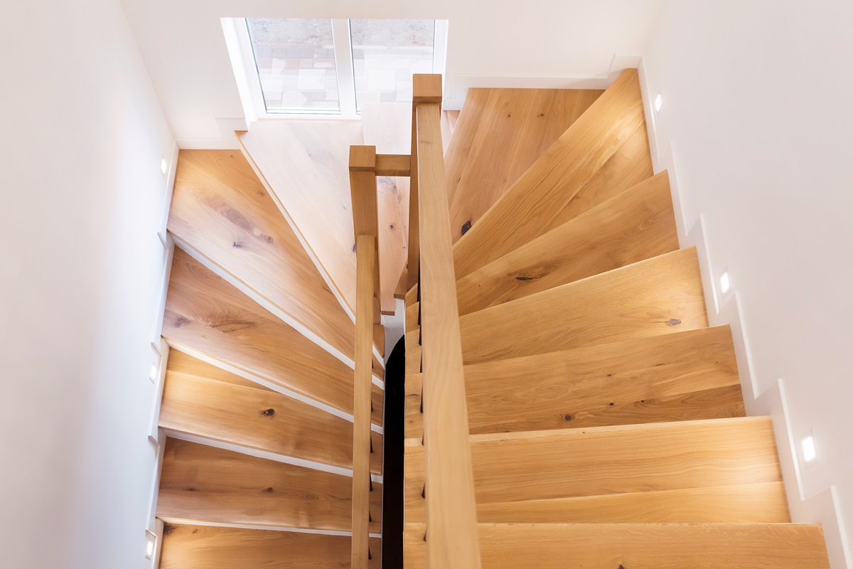 Escalier en bois massif avec marches droites dans une maison