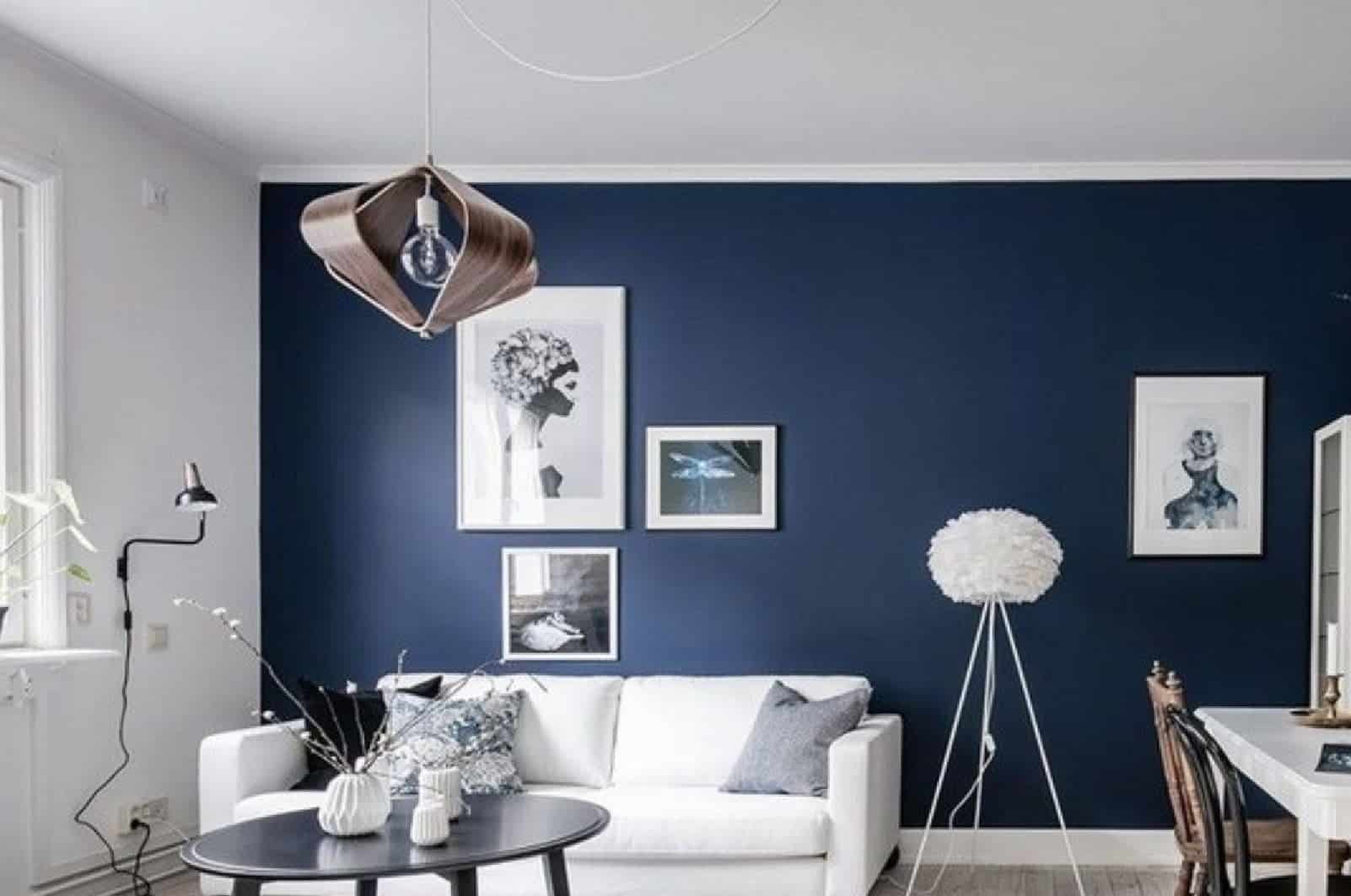 Mur peint en gris bleu dans un salon lumineux avec mobilier en bois clair