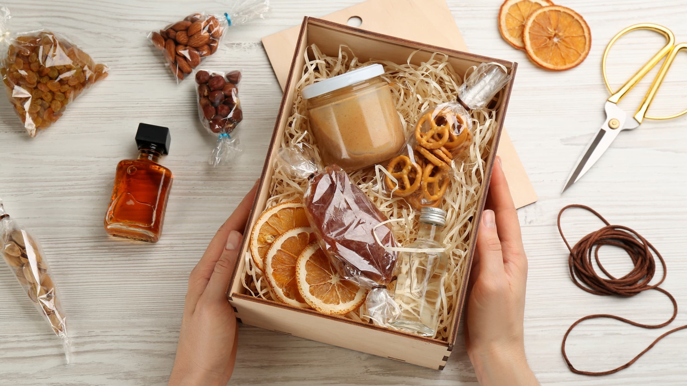Sélection de cadeaux de Noël pour la maison : objets déco, plaid et accessoires d'intérieur emballés sous le sapin