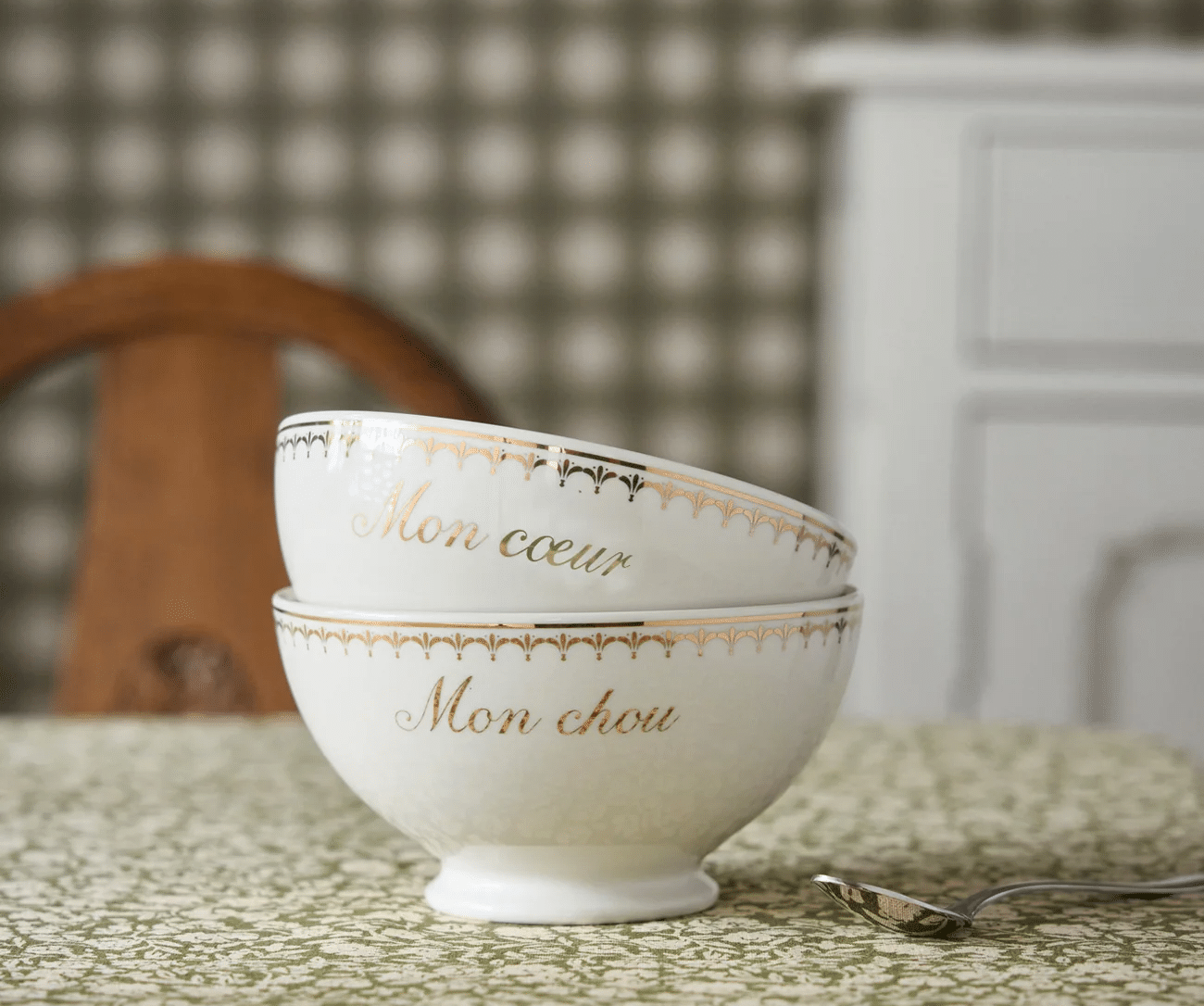Vase en céramique artisanale offert comme cadeau déco pour un mariage, posé sur une table en bois clair