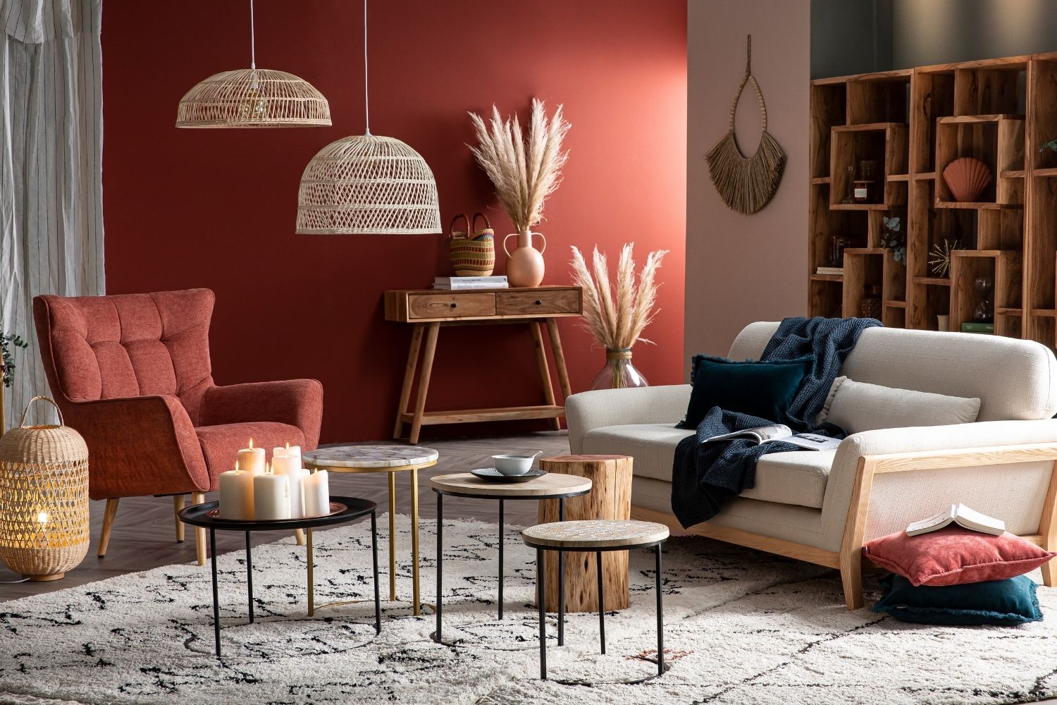 Cadeaux déco bohème pour la maison : coussins en lin lavé, panier en osier et cache-pot en terre cuite
