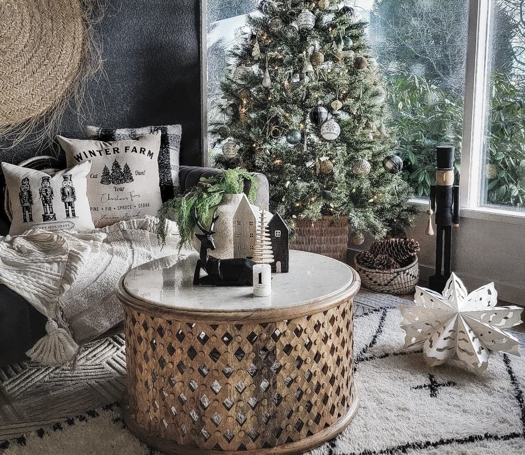 Petits objets de décoration maison pas chers alignés : bougie, vase et plaid dans un intérieur chaleureux