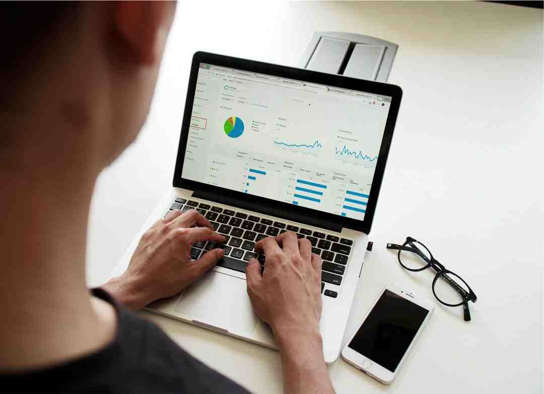 Écran de connexion au compte Groupon sur l'application mobile et sur ordinateur