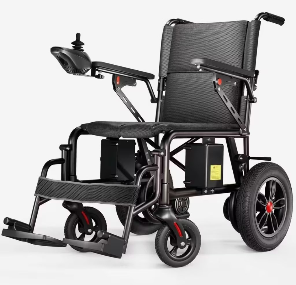 Fauteuil roulant électrique d'occasion avec sa batterie et son chargeur dans un atelier
