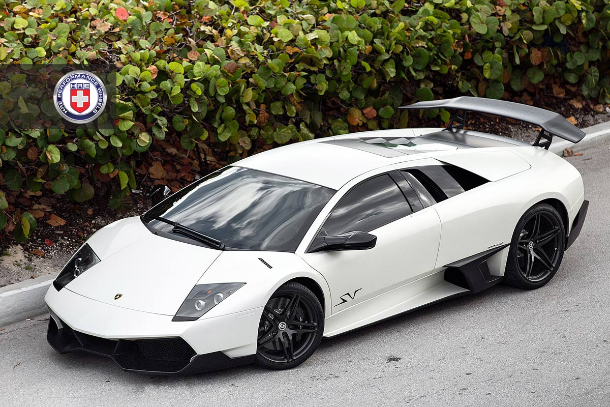 Lamborghini Murciélago V12 jaune vue de trois quarts avant, portes en ciseaux fermées